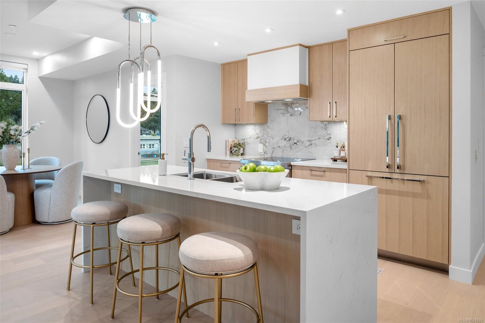 206-5229 Cordova Bay Rd, Saanich, BC - Indoor Photo Showing Kitchen With Double Sink With Upgraded Kitchen