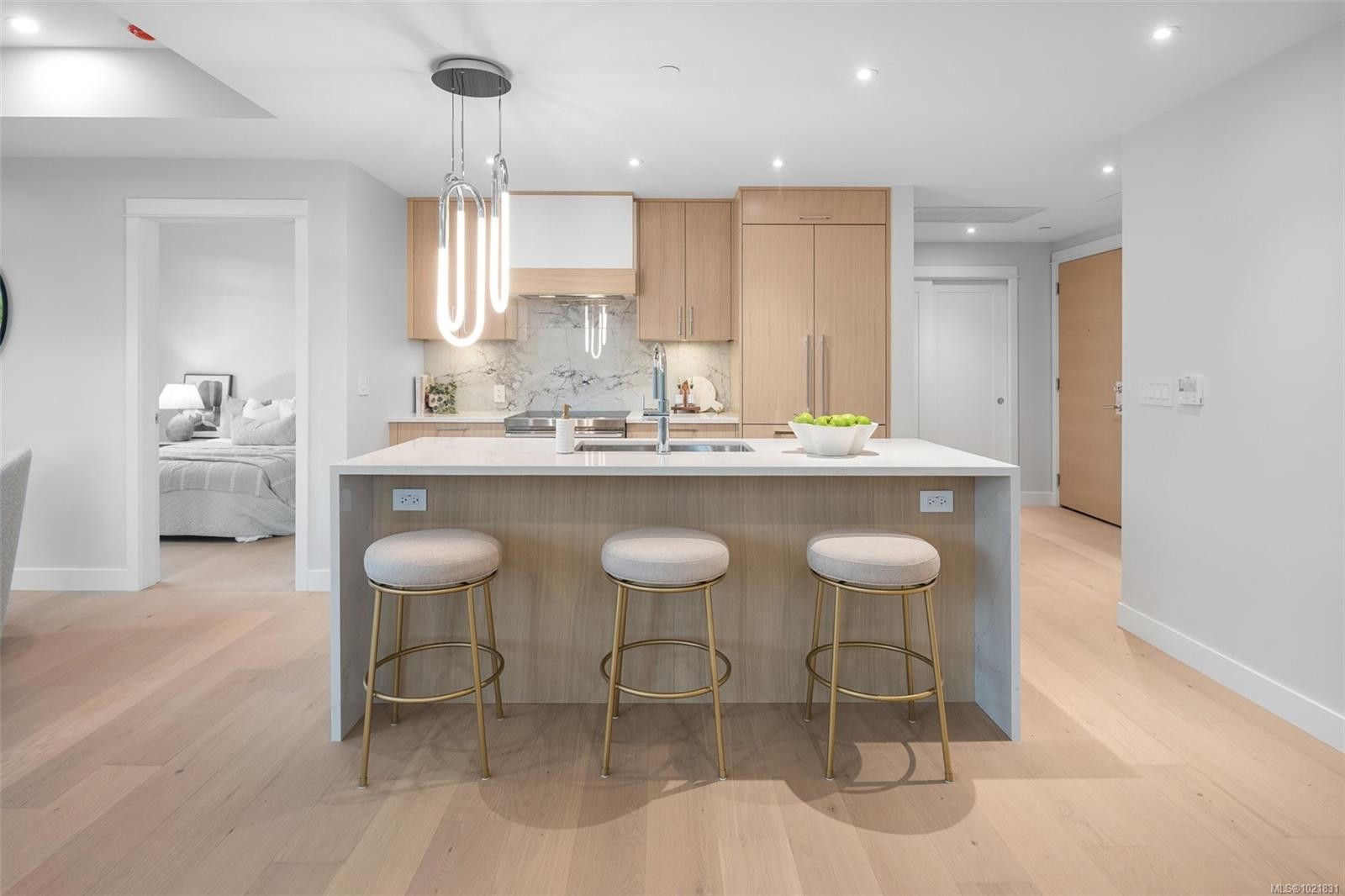 206-5229 Cordova Bay Rd, Saanich, BC - Indoor Photo Showing Kitchen With Upgraded Kitchen