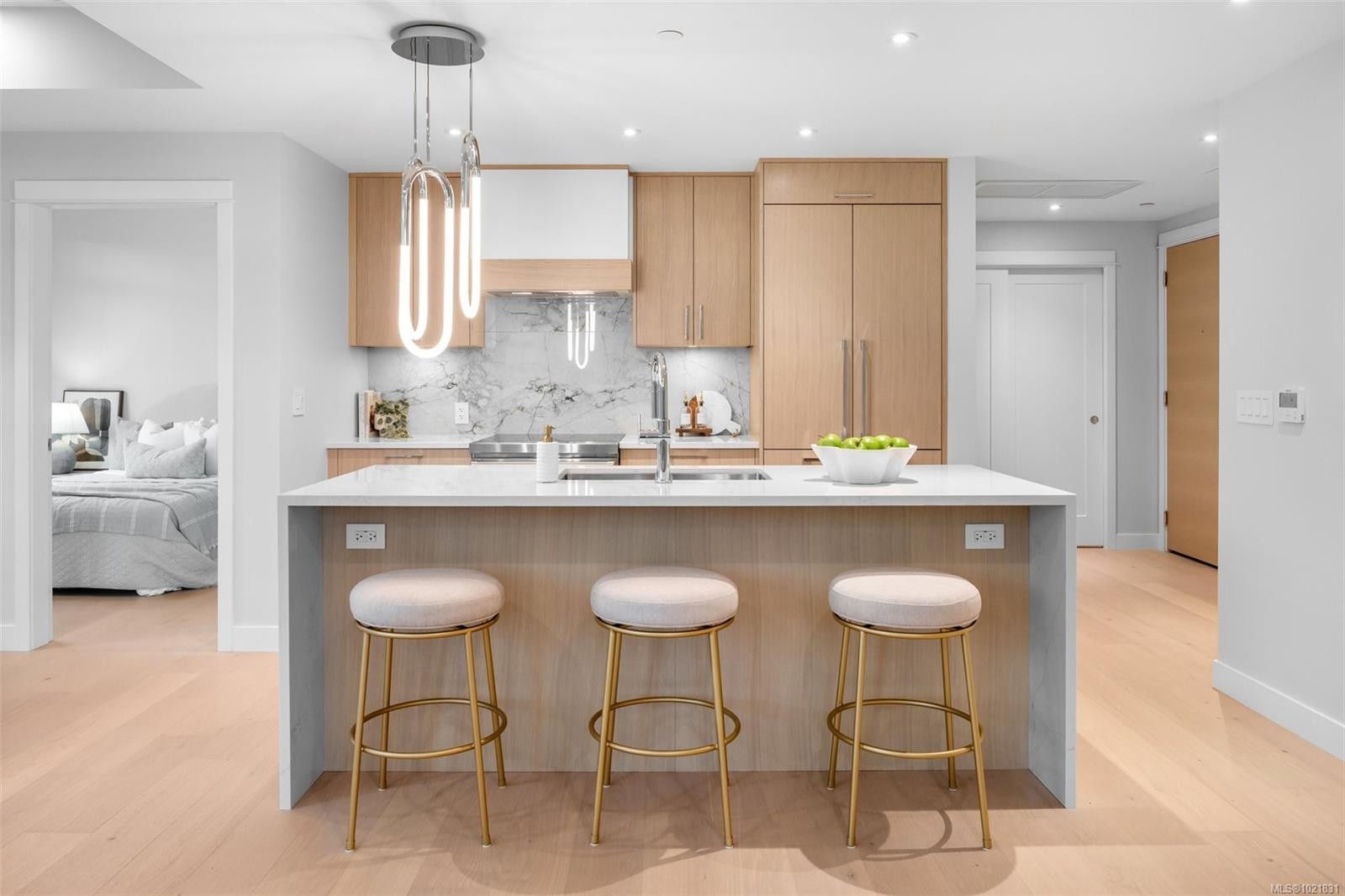 206-5229 Cordova Bay Rd, Saanich, BC - Indoor Photo Showing Kitchen With Upgraded Kitchen