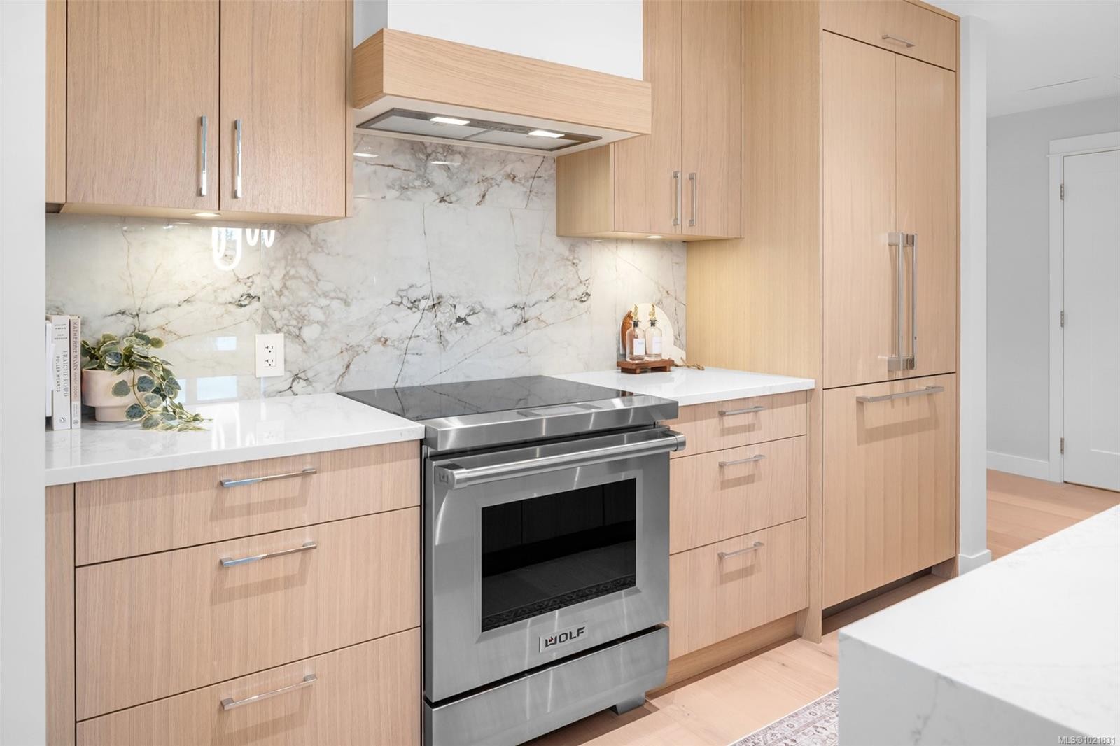 206-5229 Cordova Bay Rd, Saanich, BC - Indoor Photo Showing Kitchen With Upgraded Kitchen