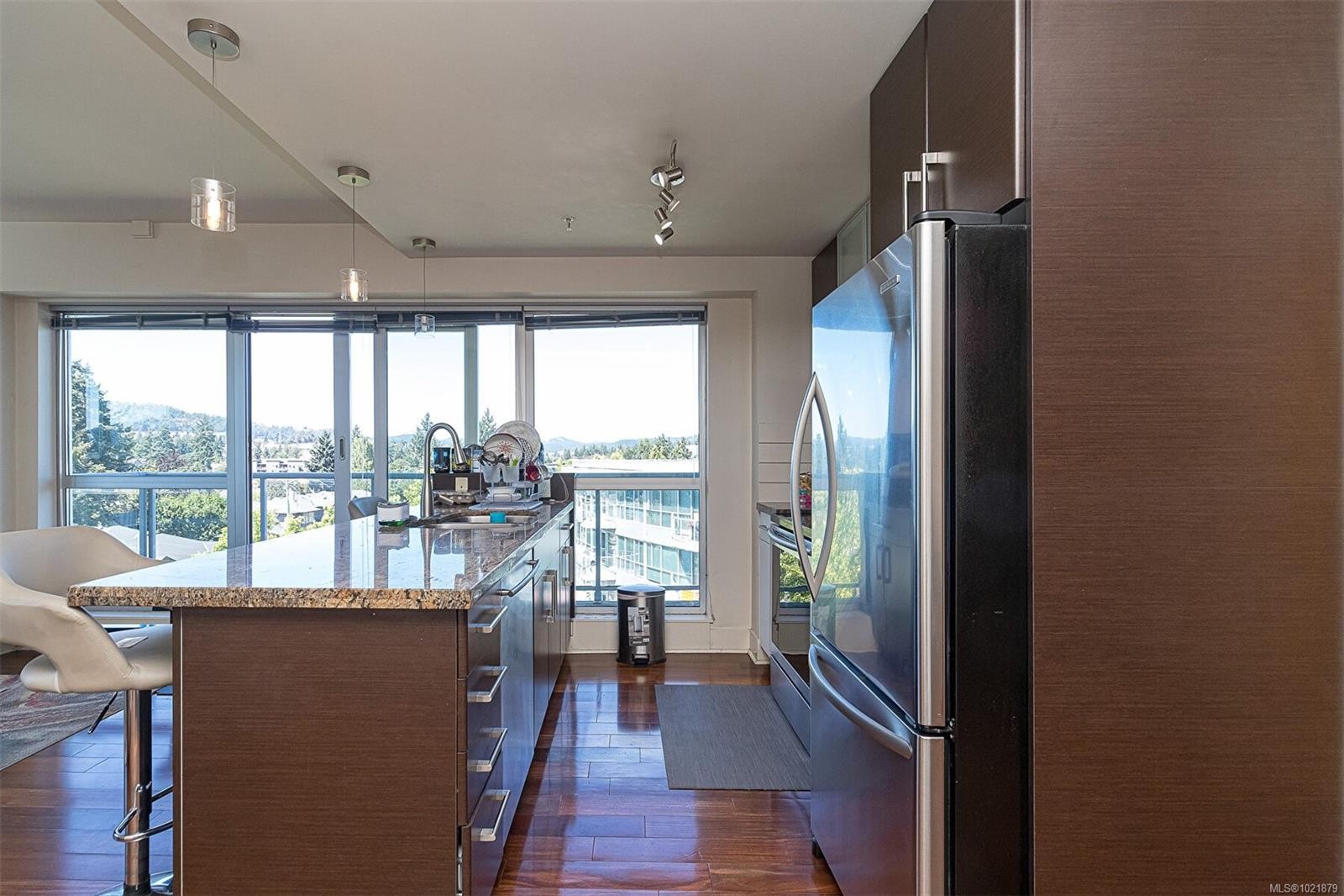 624-2745 Veterans Memorial Pkwy, Langford, BC - Indoor Photo Showing Kitchen