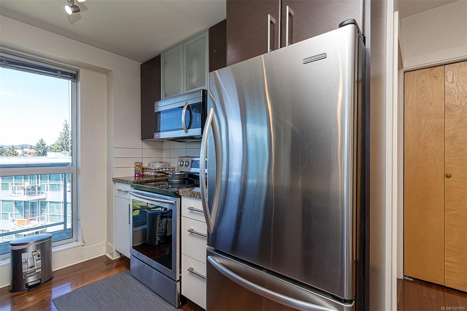 624-2745 Veterans Memorial Pkwy, Langford, BC - Indoor Photo Showing Kitchen