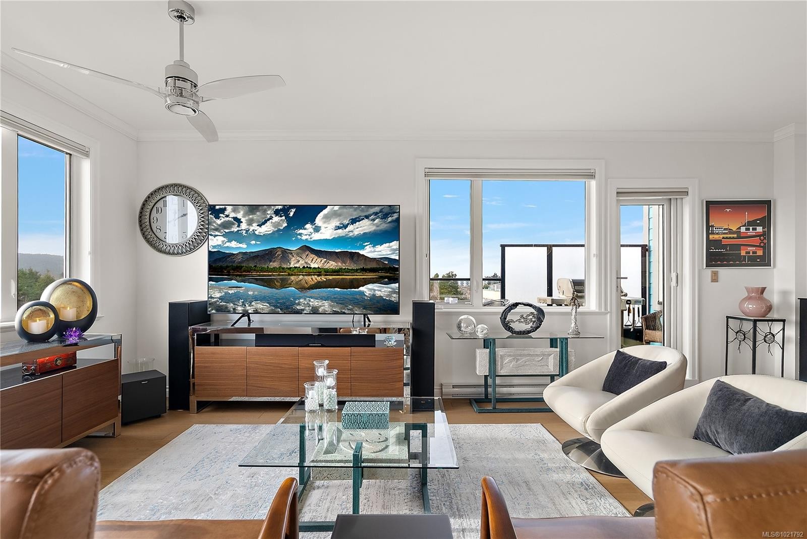 Ph403-2409 Bevan Ave, Sidney, BC - Indoor Photo Showing Living Room