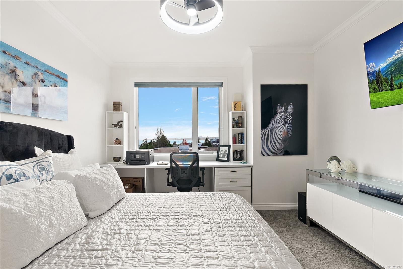 Ph403-2409 Bevan Ave, Sidney, BC - Indoor Photo Showing Bedroom