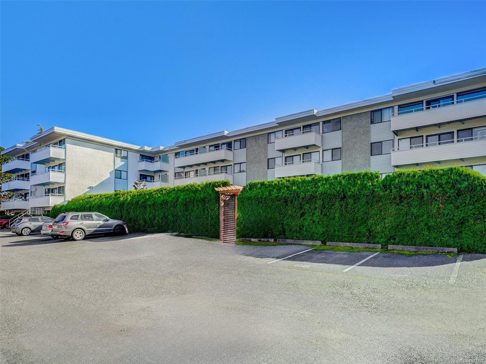 114-2100 Granite St, Oak Bay, BC - Outdoor