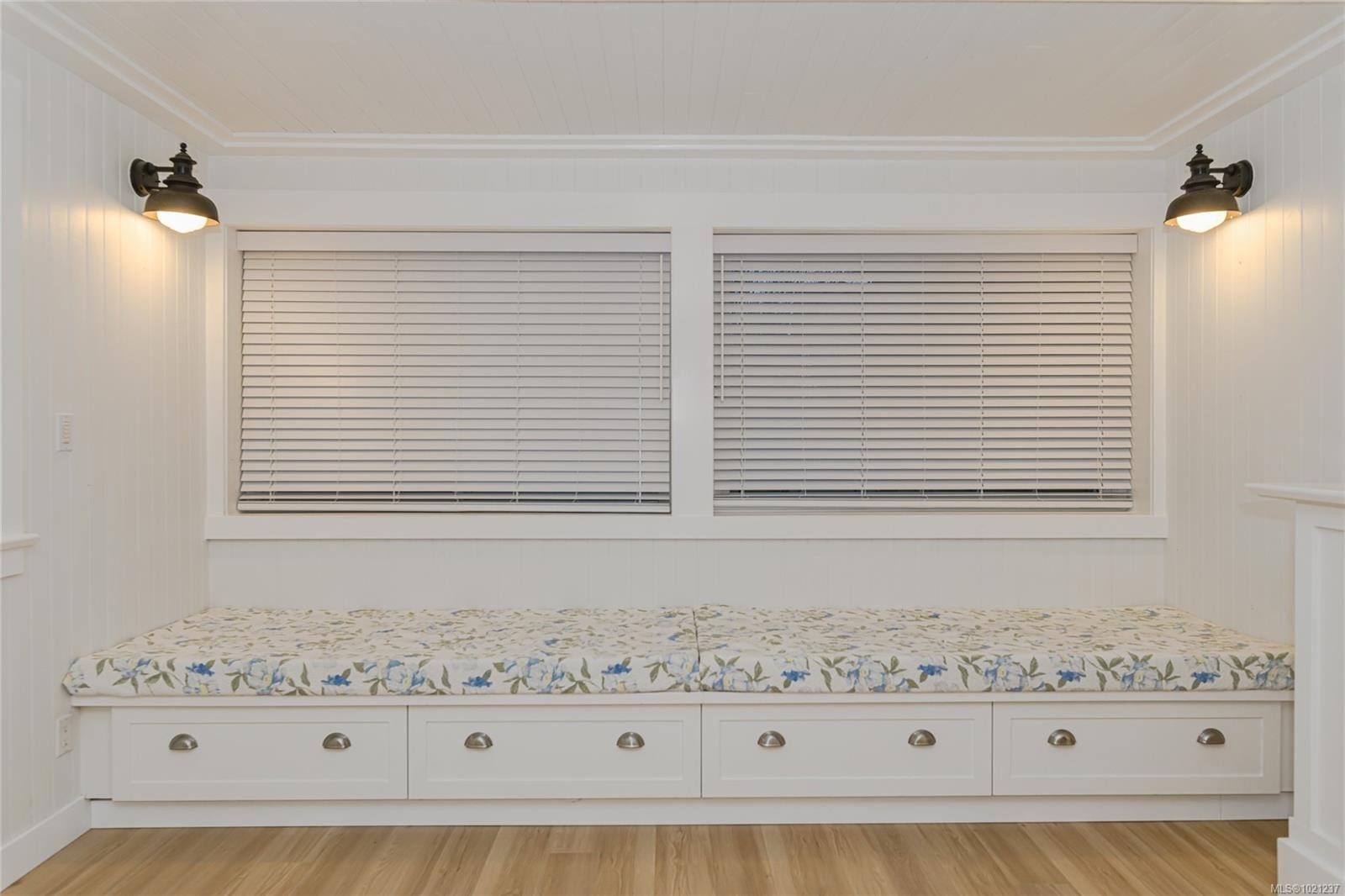 114-2100 Granite St, Oak Bay, BC - Indoor Photo Showing Bedroom