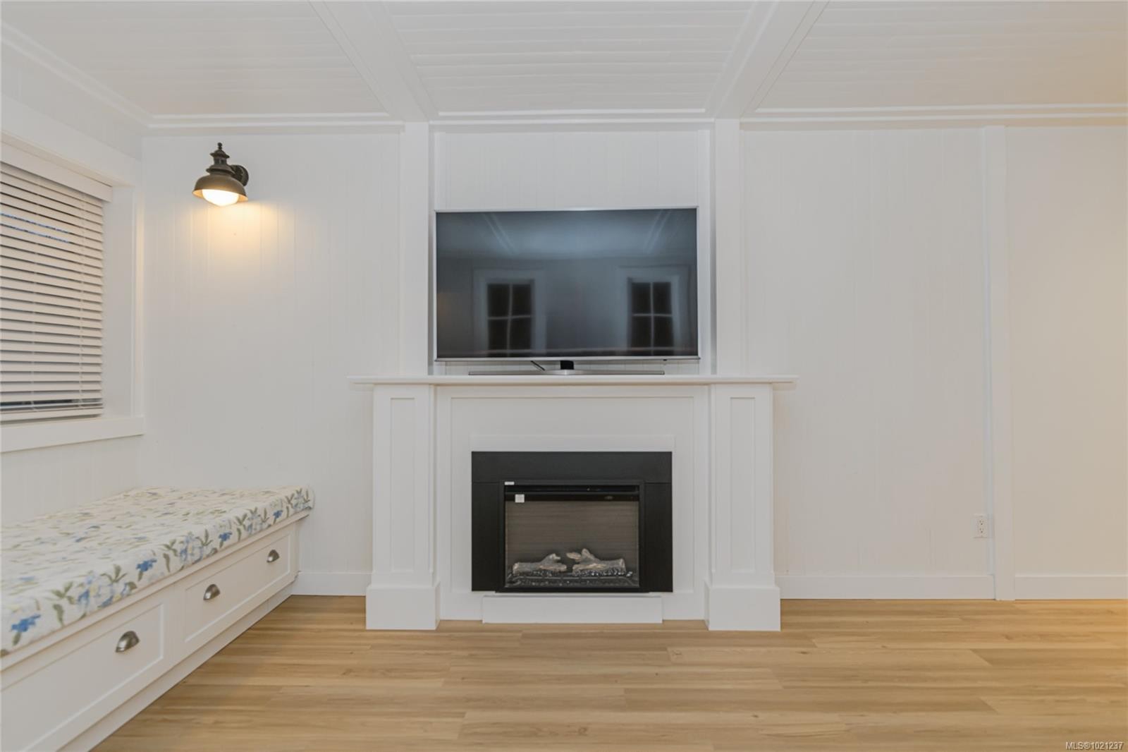 114-2100 Granite St, Oak Bay, BC - Indoor Photo Showing Living Room With Fireplace