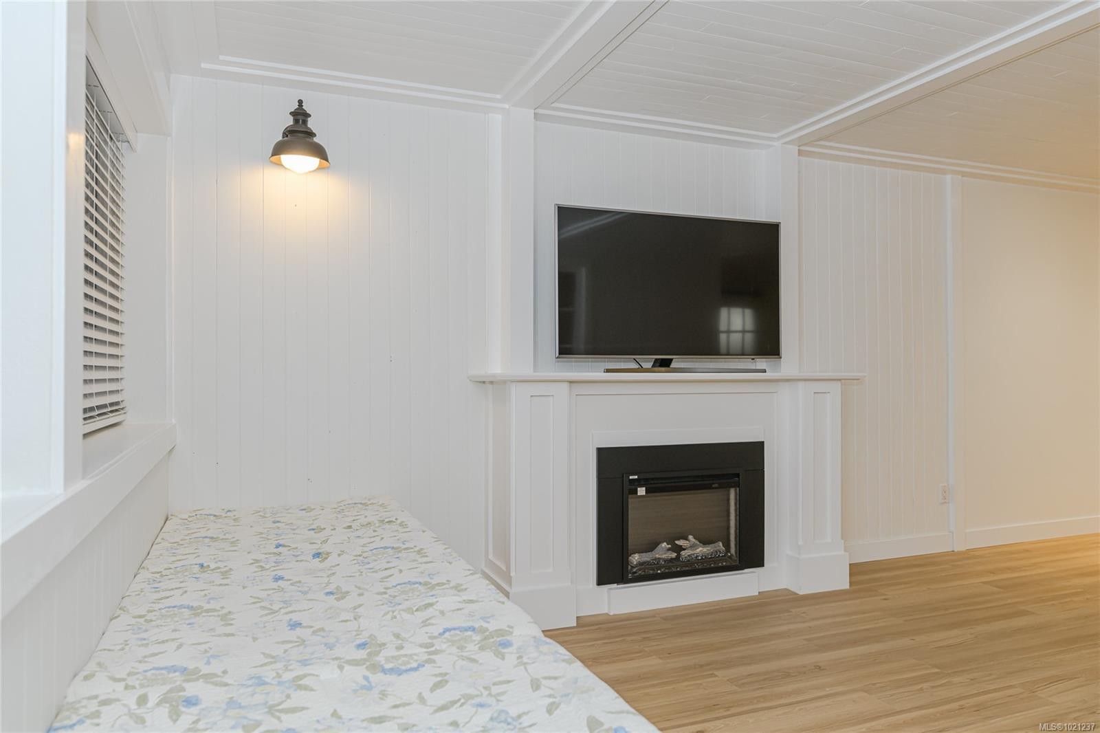 114-2100 Granite St, Oak Bay, BC - Indoor With Fireplace