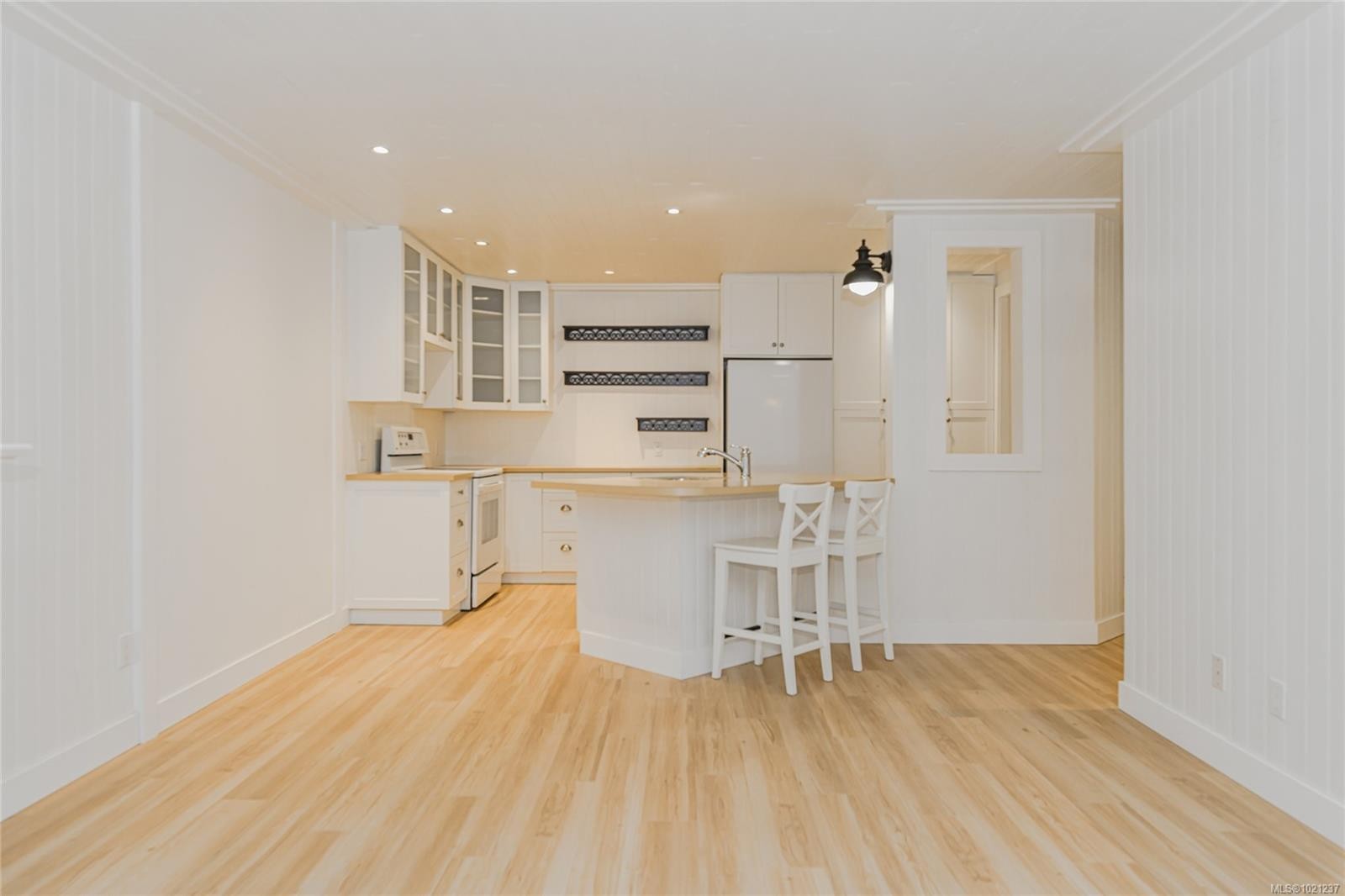 114-2100 Granite St, Oak Bay, BC - Indoor Photo Showing Kitchen