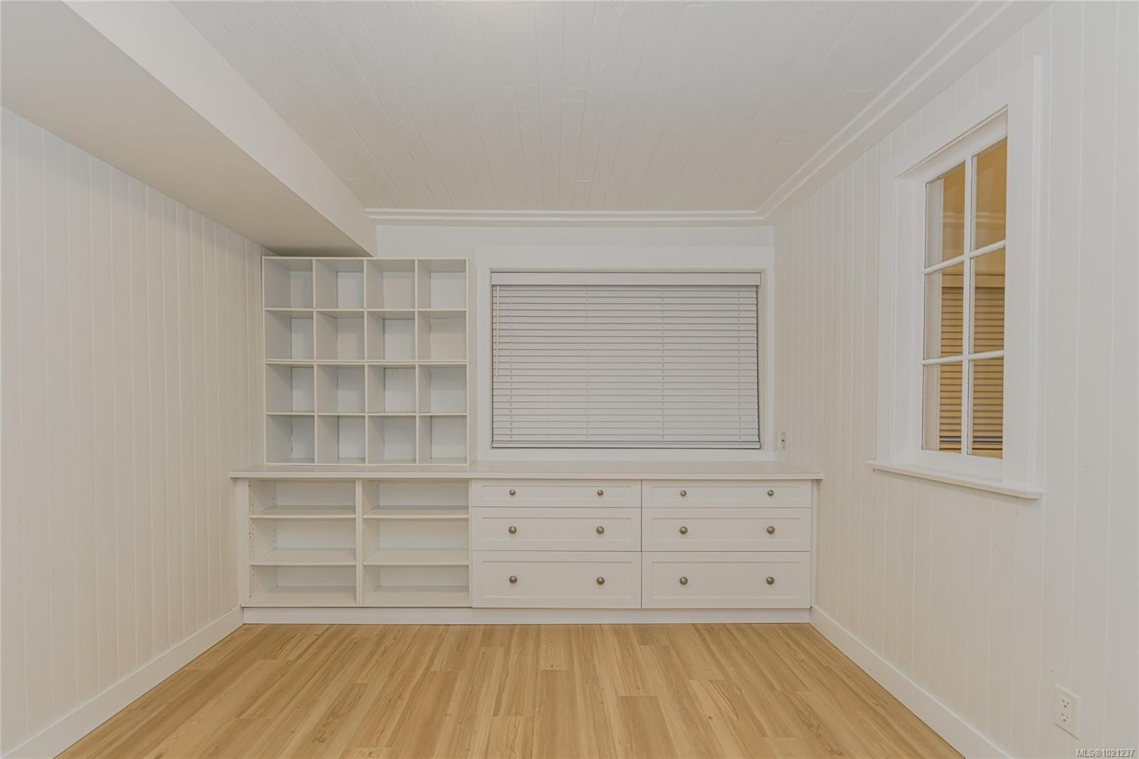 114-2100 Granite St, Oak Bay, BC - Indoor Photo Showing Other Room