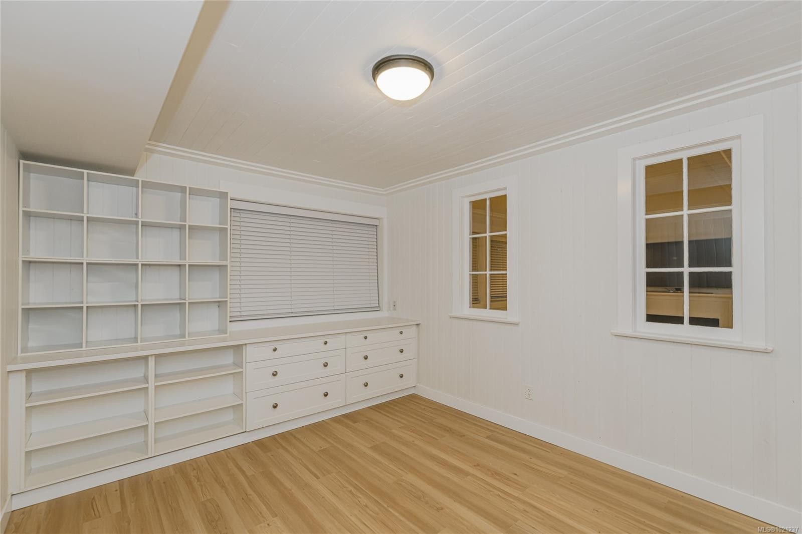 114-2100 Granite St, Oak Bay, BC - Indoor Photo Showing Other Room