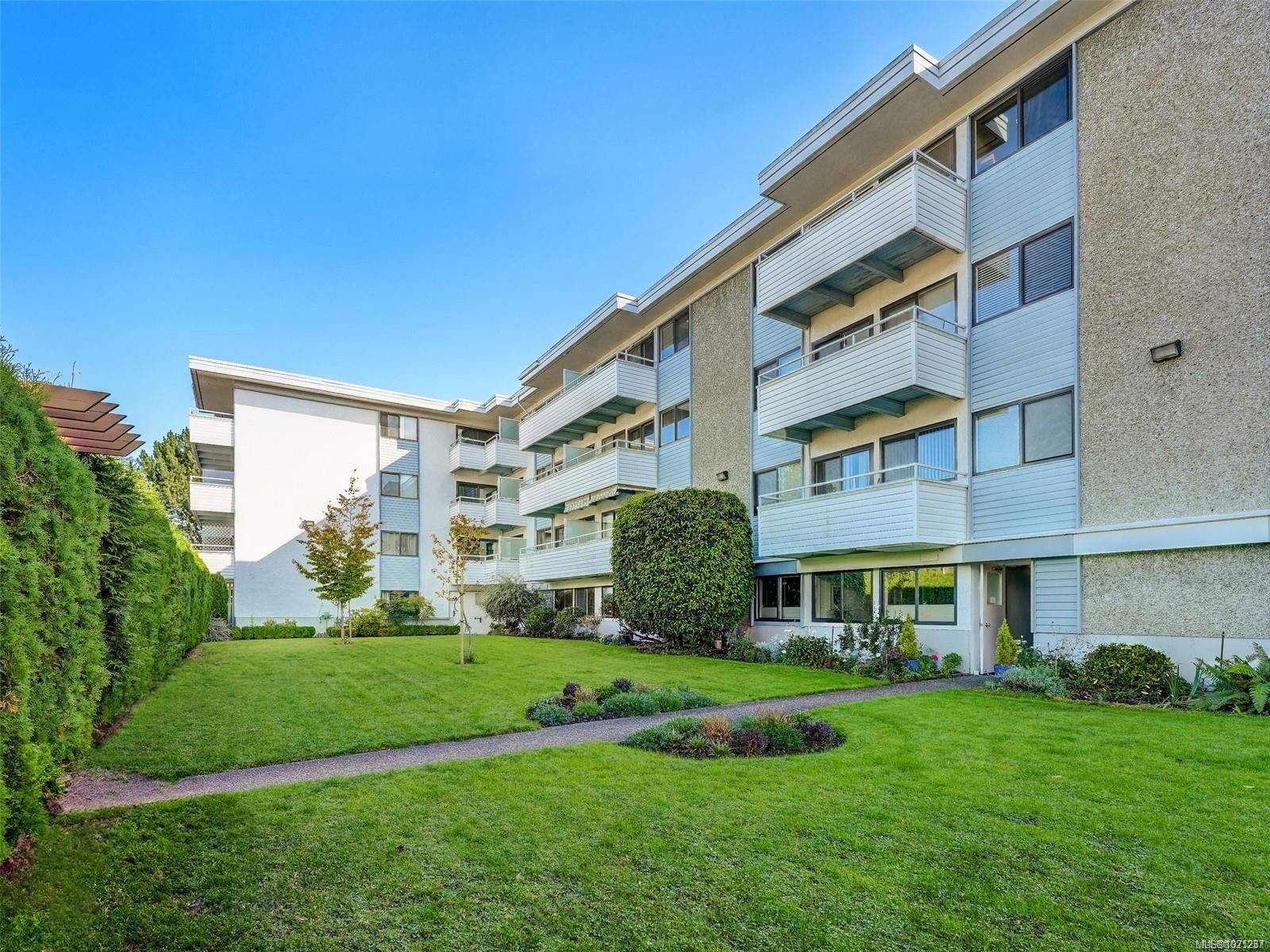 114-2100 Granite St, Oak Bay, BC - Outdoor With Facade