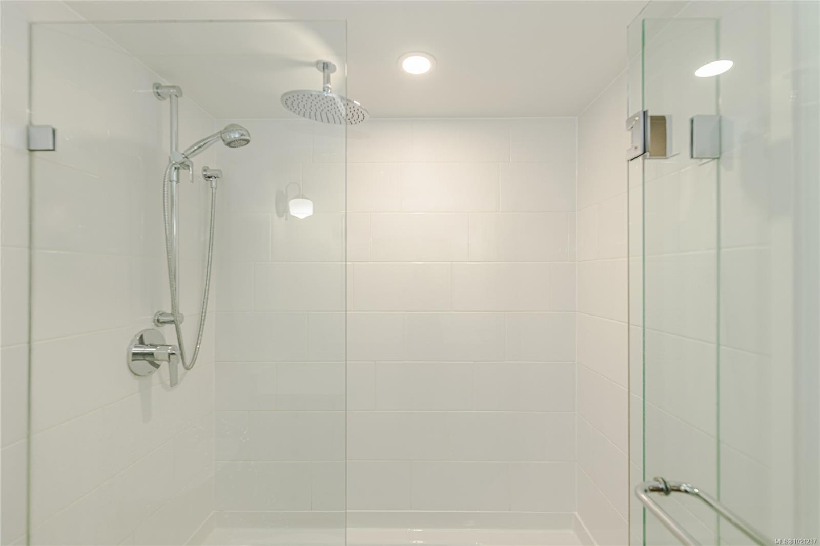 114-2100 Granite St, Oak Bay, BC - Indoor Photo Showing Bathroom