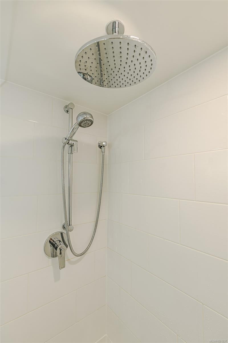 114-2100 Granite St, Oak Bay, BC - Indoor Photo Showing Bathroom