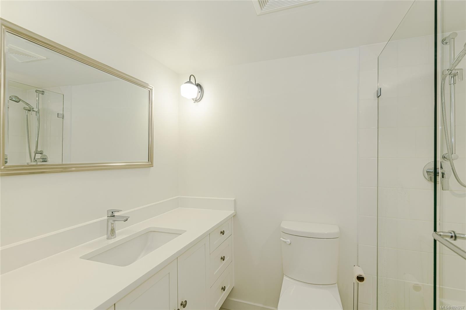 114-2100 Granite St, Oak Bay, BC - Indoor Photo Showing Bathroom