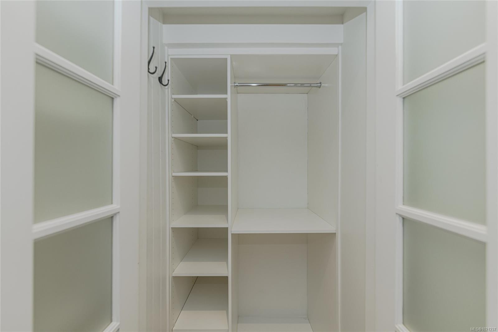 114-2100 Granite St, Oak Bay, BC - Indoor With Storage