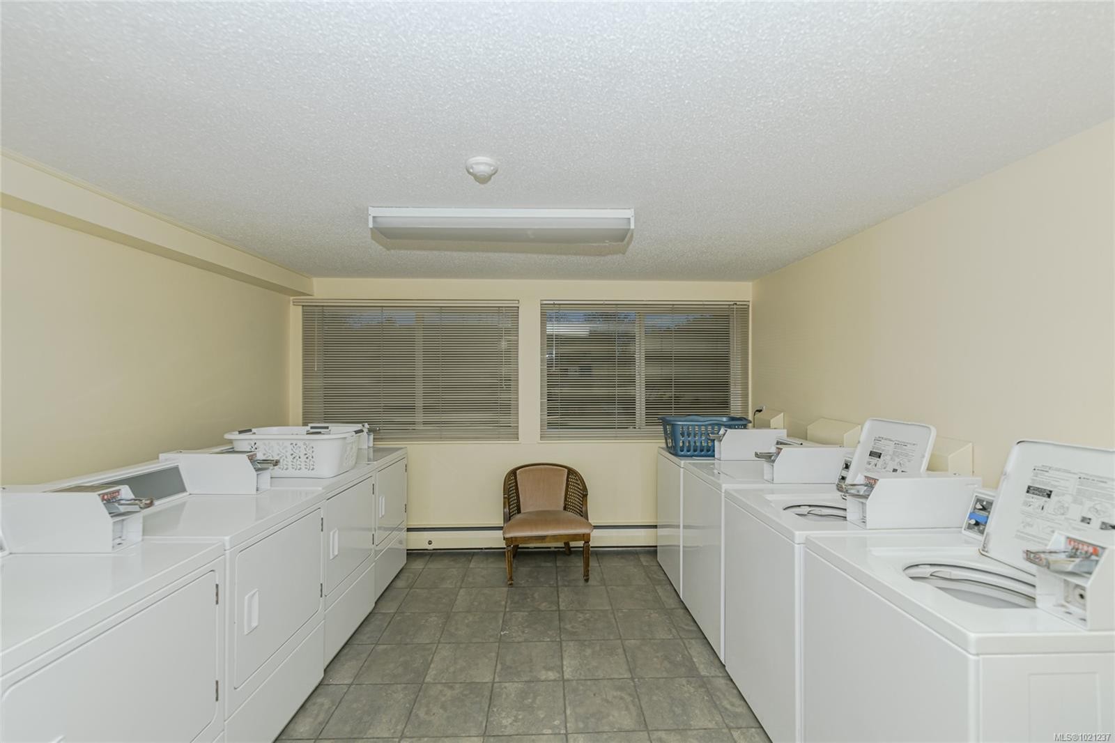 114-2100 Granite St, Oak Bay, BC - Indoor Photo Showing Laundry Room