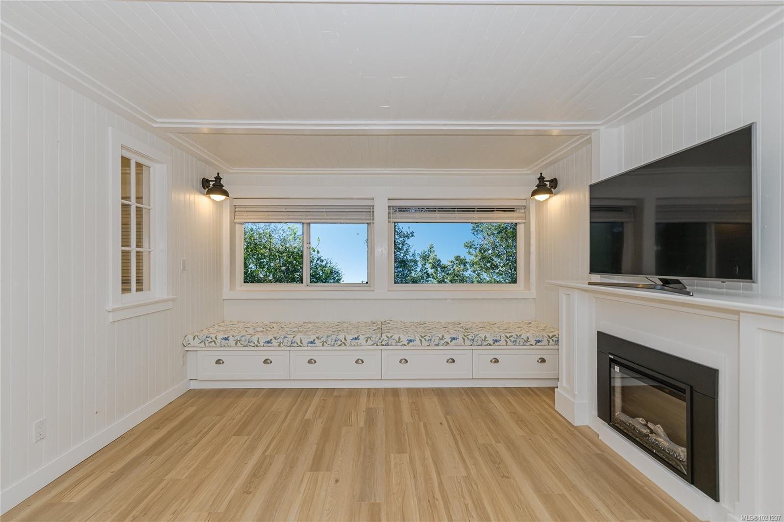 114-2100 Granite St, Oak Bay, BC - Indoor With Fireplace