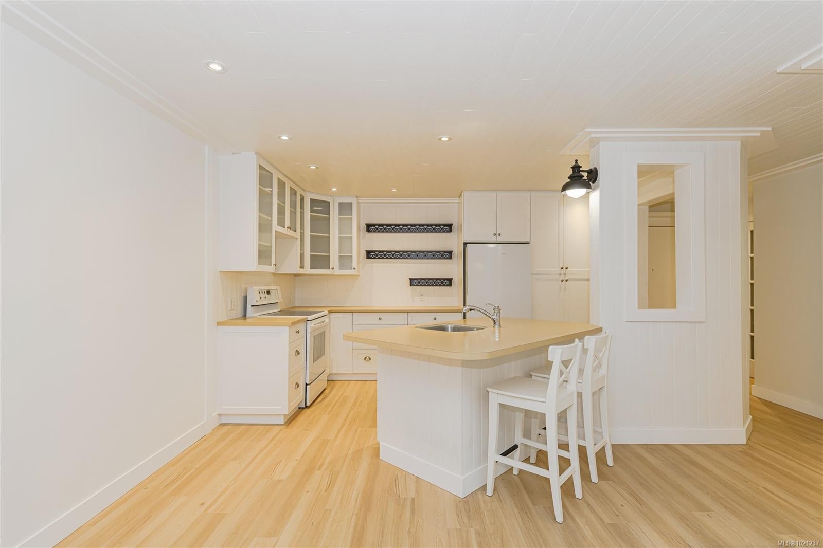 114-2100 Granite St, Oak Bay, BC - Indoor Photo Showing Kitchen