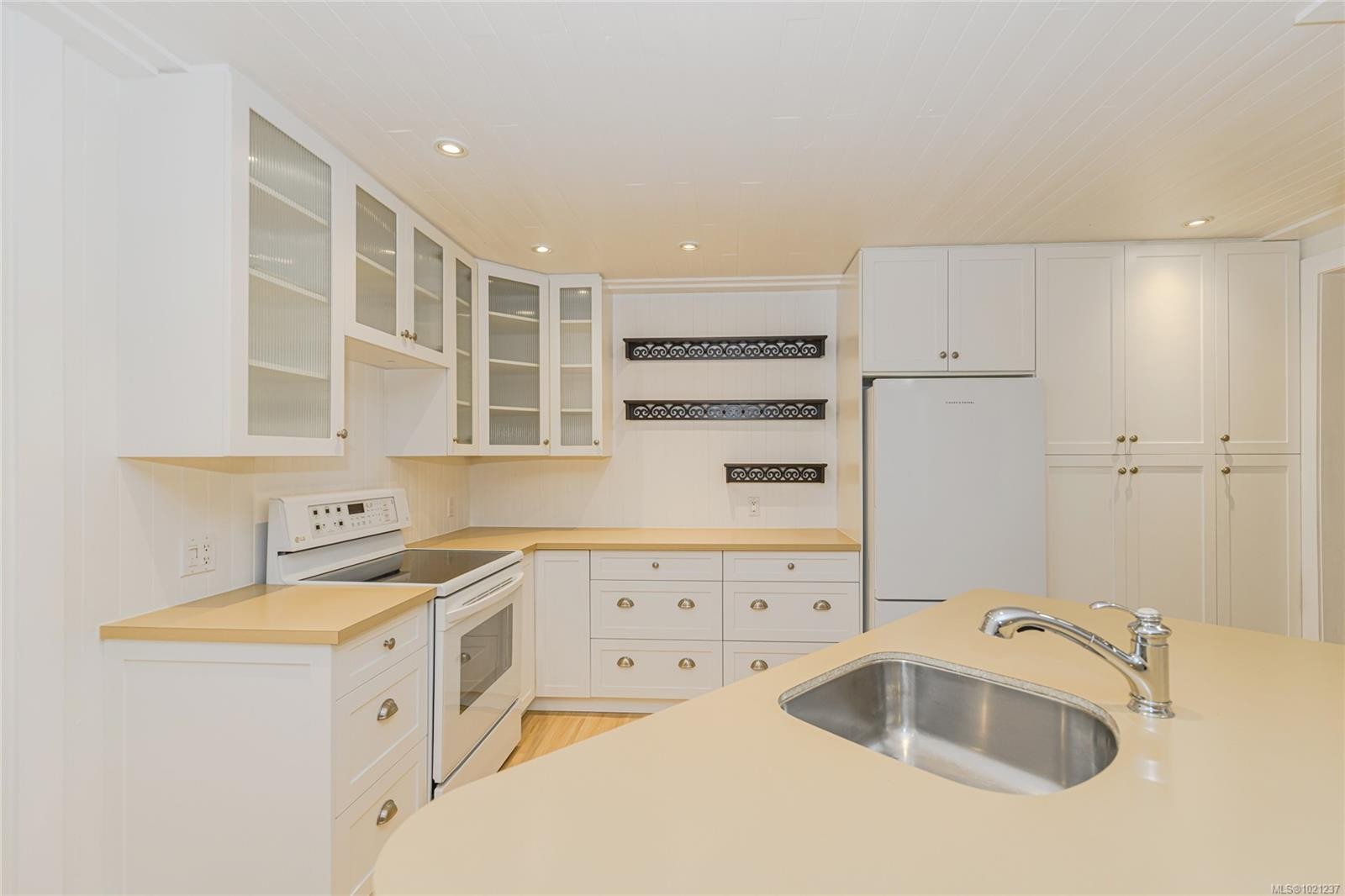 114-2100 Granite St, Oak Bay, BC - Indoor Photo Showing Kitchen