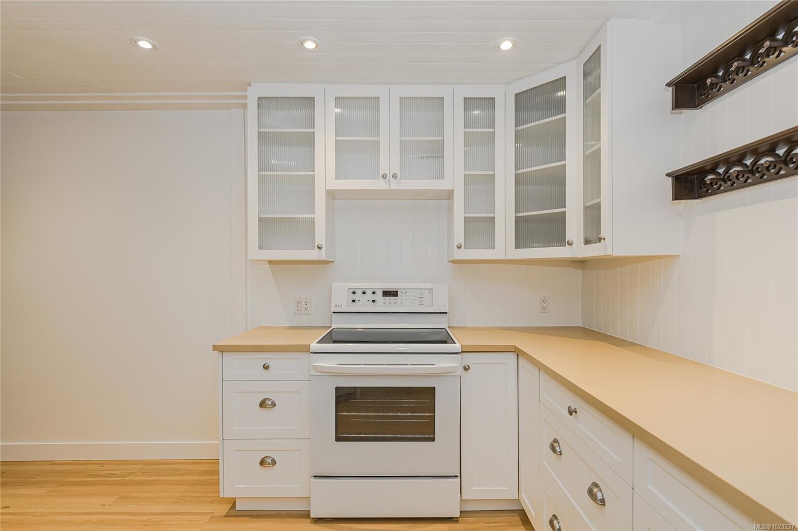 114-2100 Granite St, Oak Bay, BC - Indoor Photo Showing Kitchen