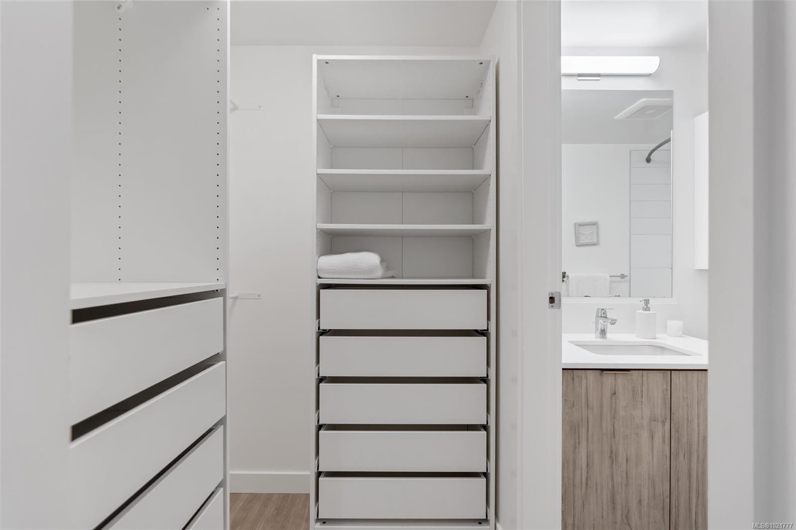 607-845 Johnson St, Victoria, BC - Indoor