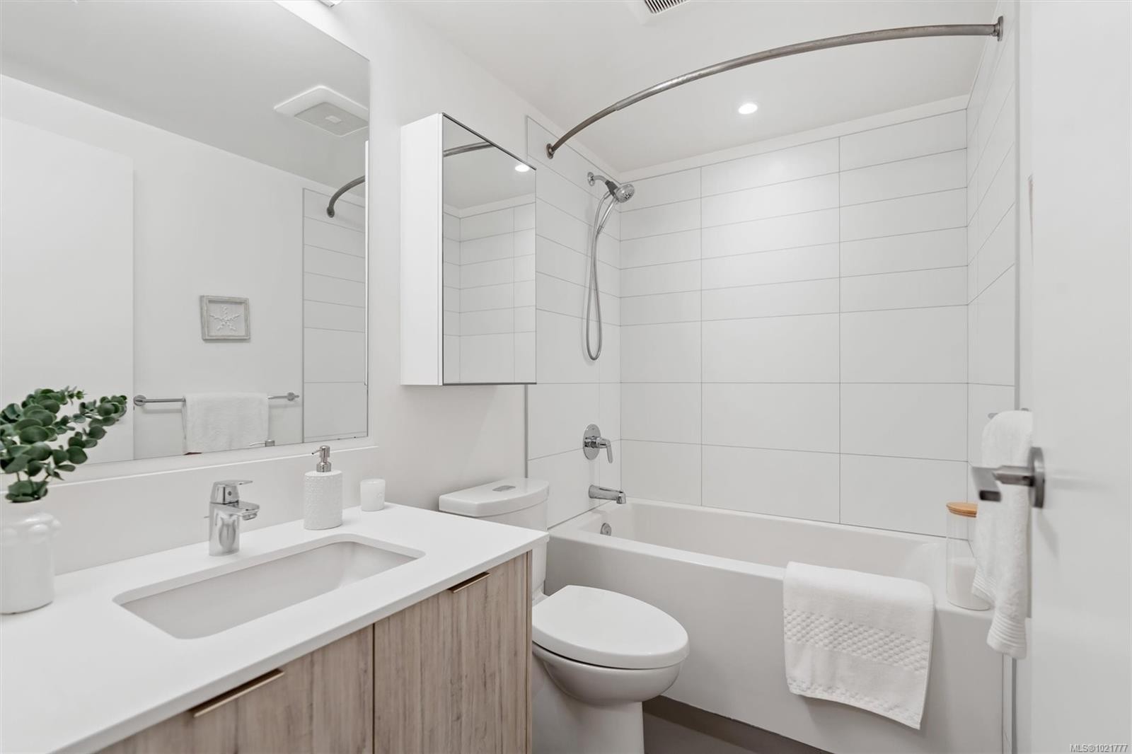 607-845 Johnson St, Victoria, BC - Indoor Photo Showing Bathroom