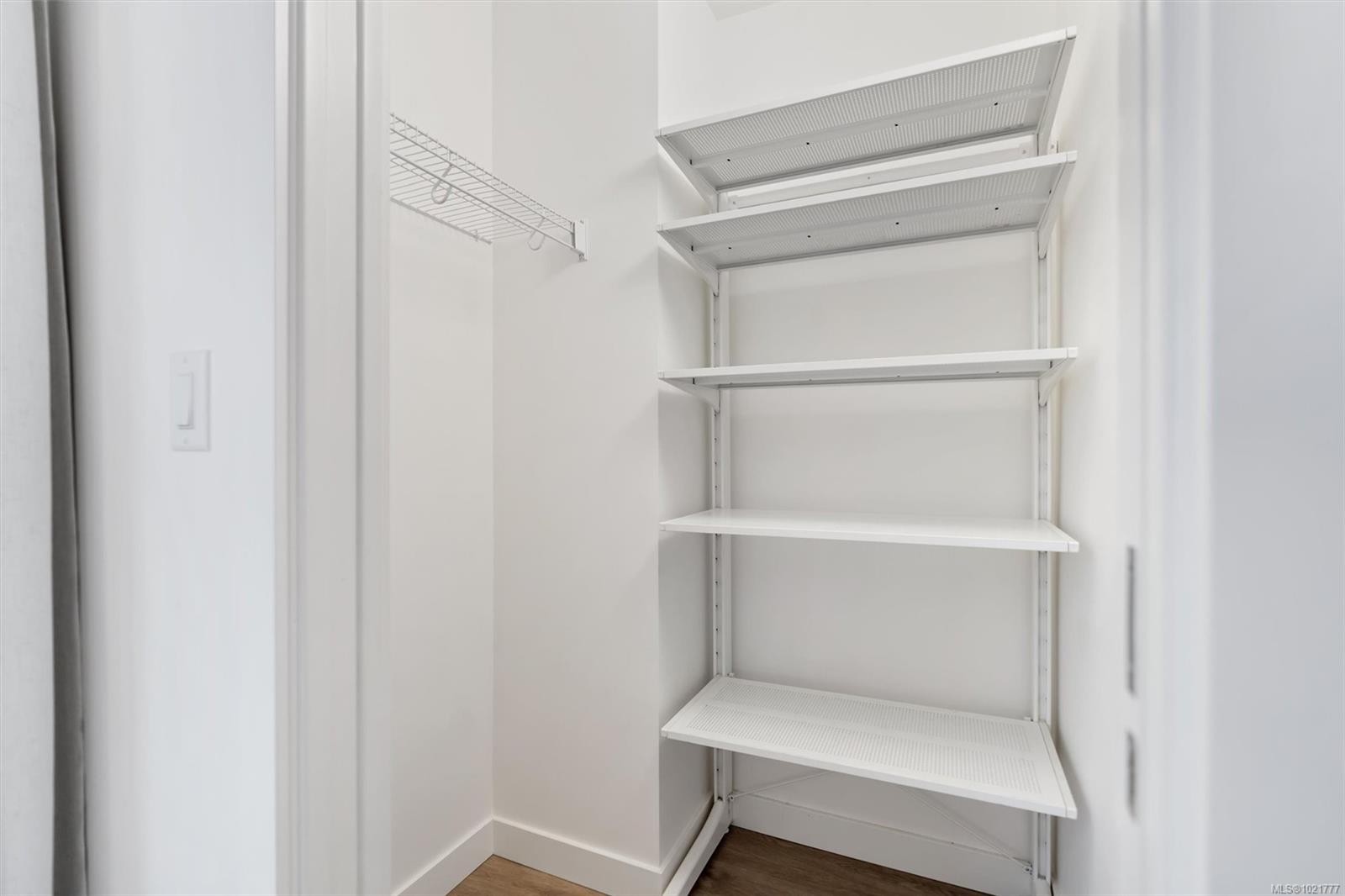 607-845 Johnson St, Victoria, BC - Indoor With Storage