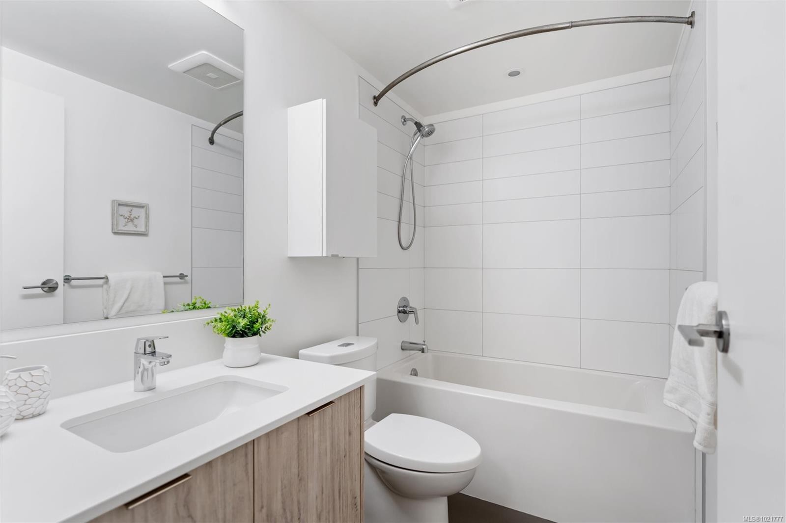 607-845 Johnson St, Victoria, BC - Indoor Photo Showing Bathroom