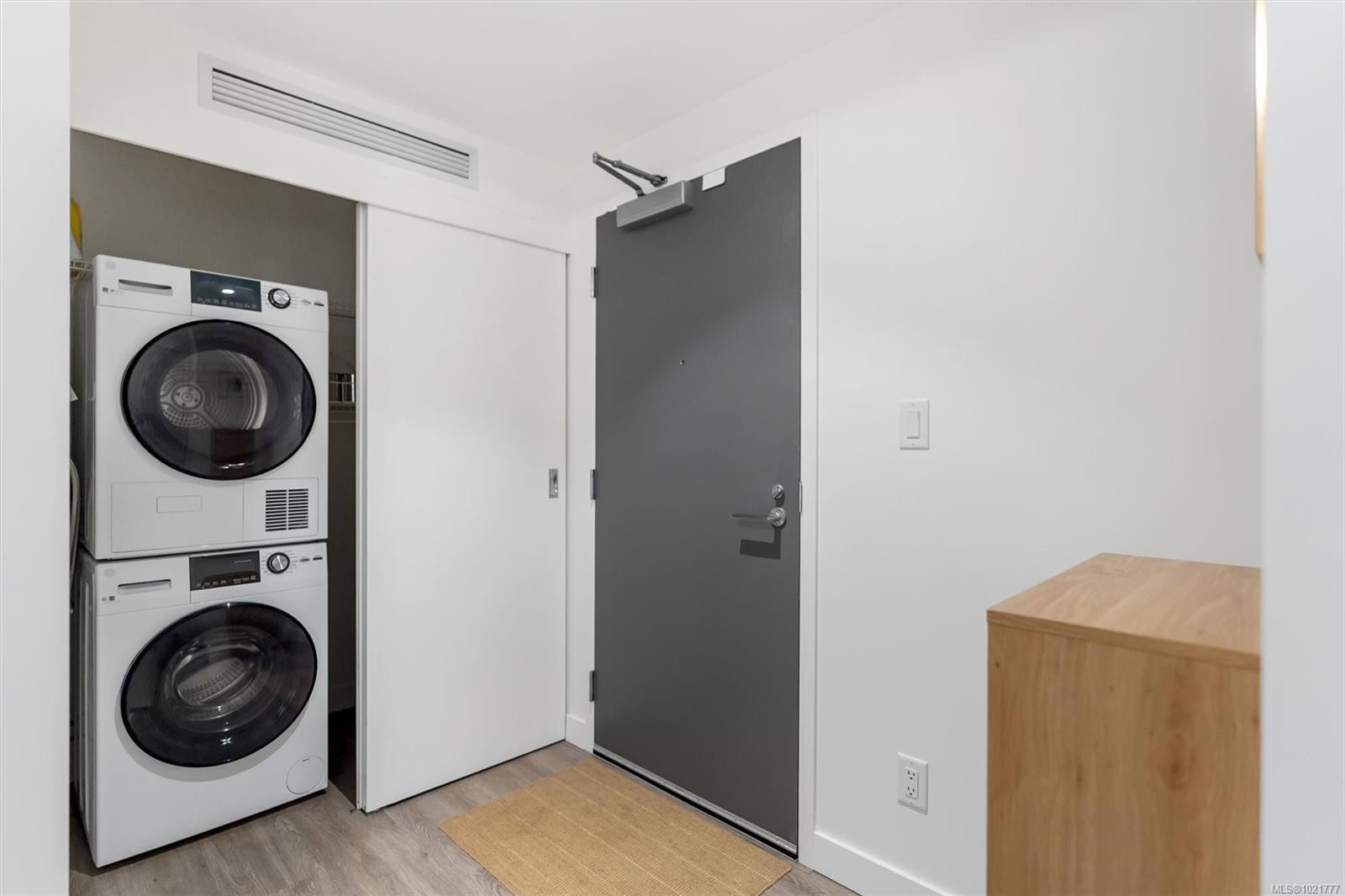 607-845 Johnson St, Victoria, BC - Indoor Photo Showing Laundry Room