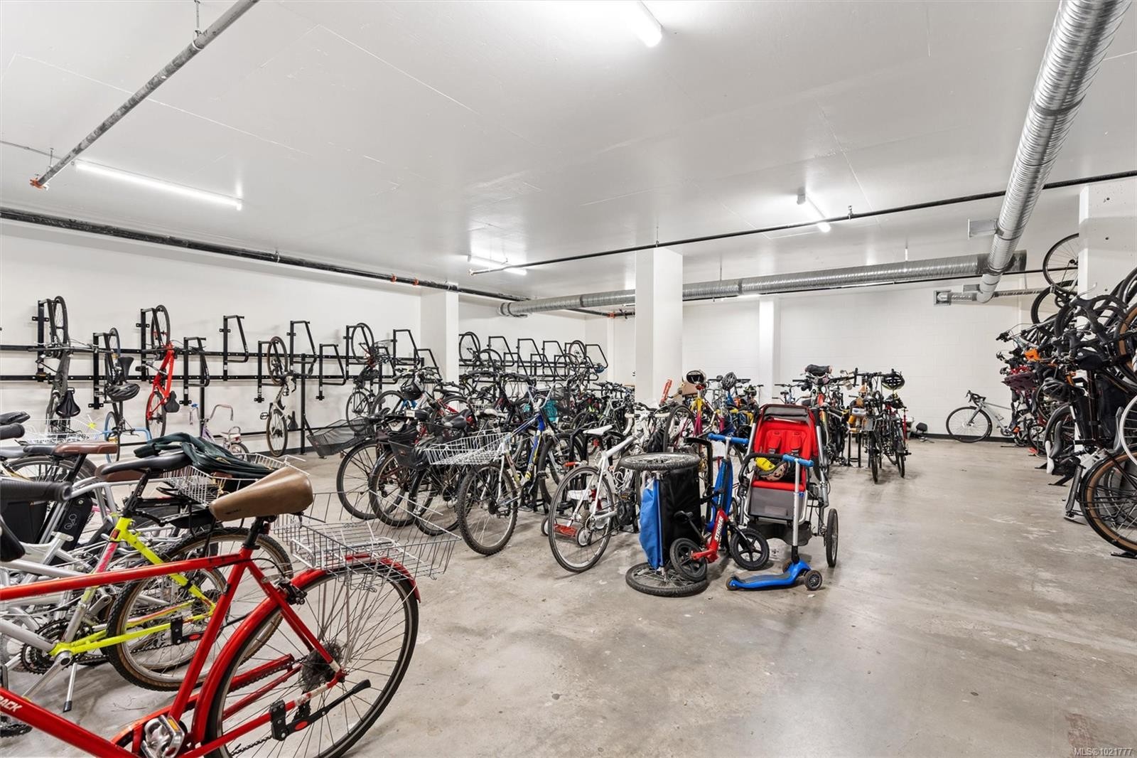 607-845 Johnson St, Victoria, BC - Indoor Photo Showing Garage