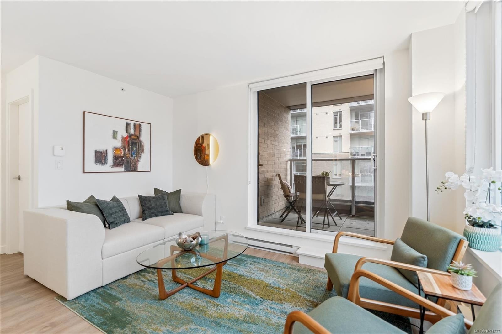 607-845 Johnson St, Victoria, BC - Indoor Photo Showing Living Room