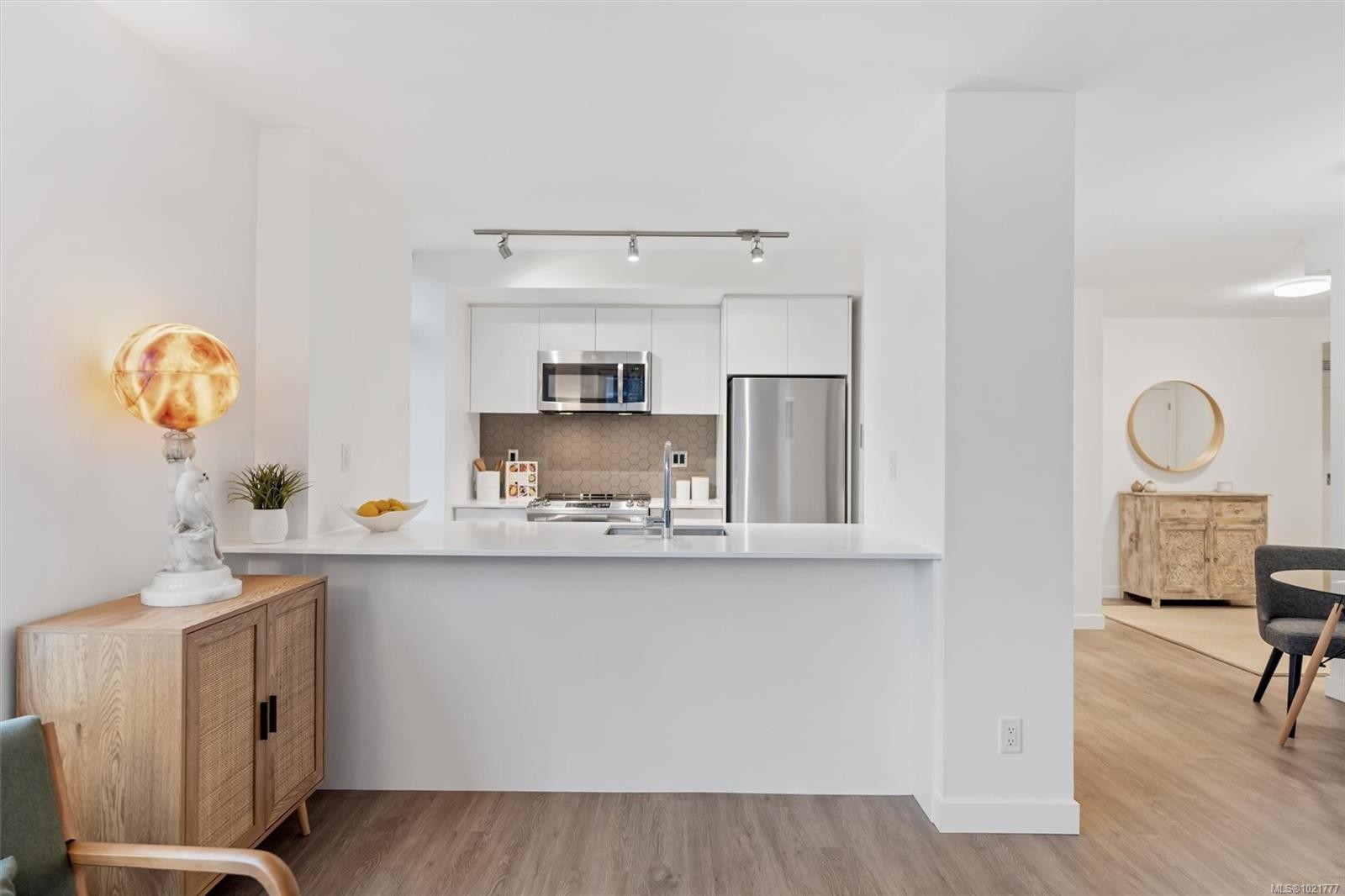 607-845 Johnson St, Victoria, BC - Indoor Photo Showing Kitchen