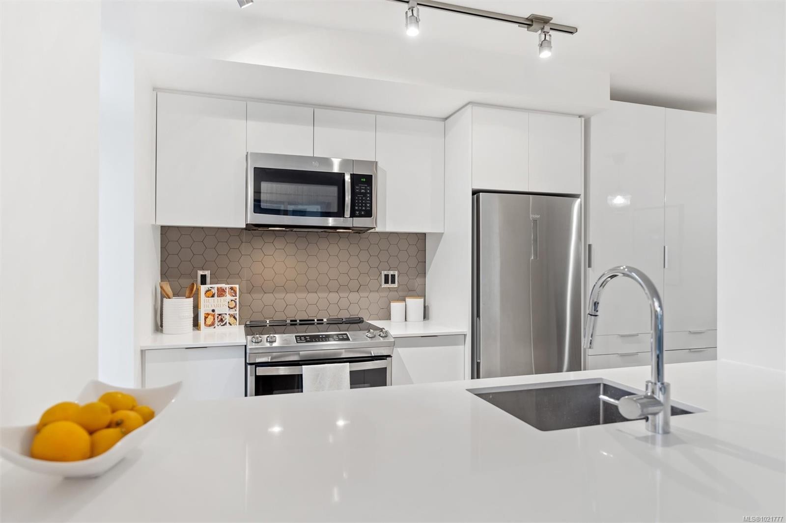 607-845 Johnson St, Victoria, BC - Indoor Photo Showing Kitchen With Upgraded Kitchen