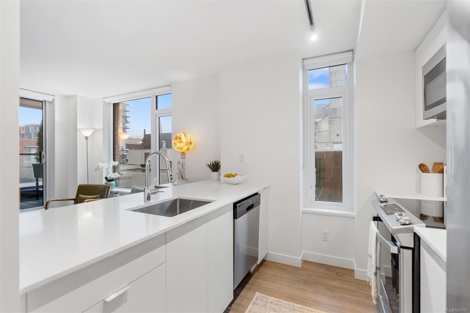 607-845 Johnson St, Victoria, BC - Indoor Photo Showing Kitchen With Upgraded Kitchen