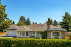 6377 RODOLPH Rd Central Saanich, BC V8Z 5W2