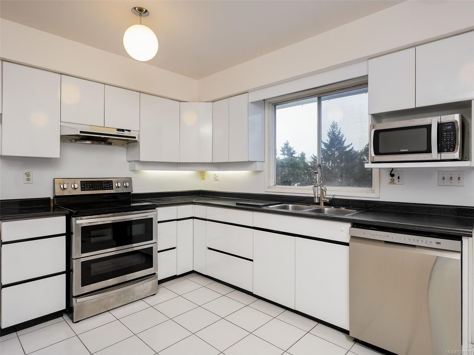 2202 Arbutus Rd, Saanich, BC