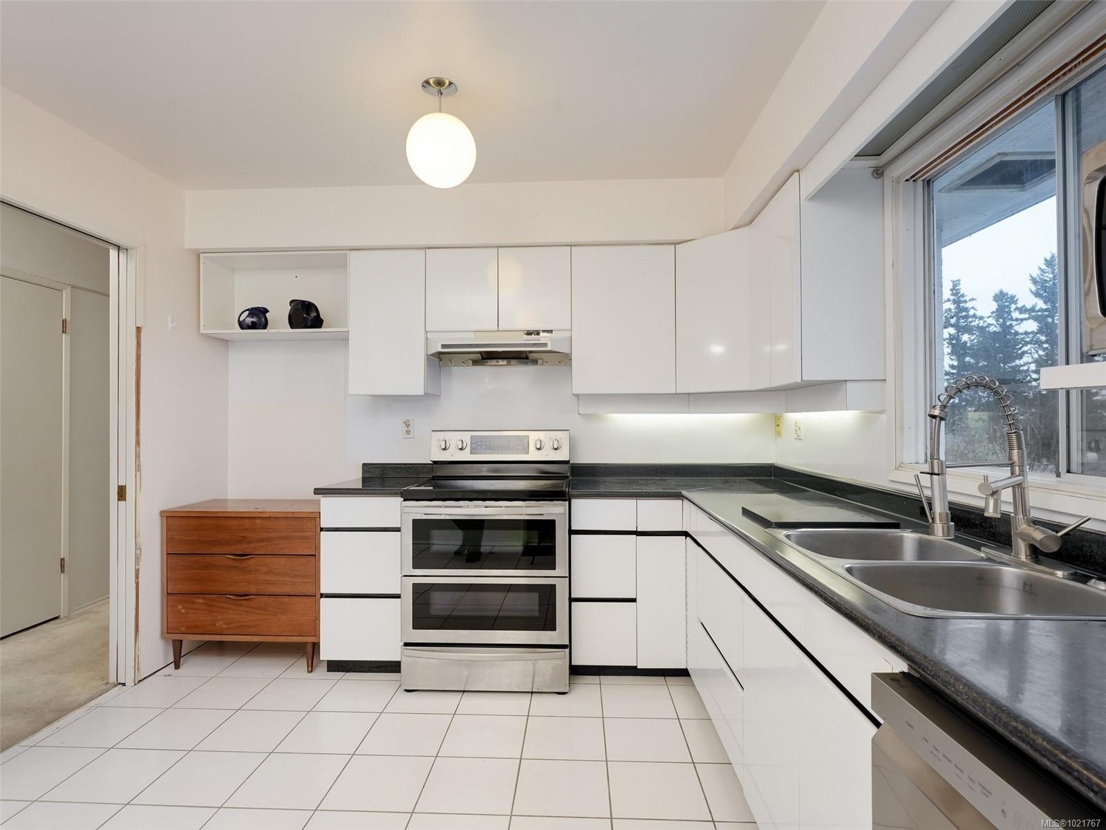 2202 Arbutus Rd, Saanich, BC