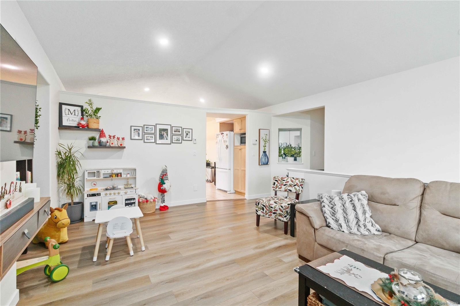 A-3037 Pickford Rd, Colwood, BC