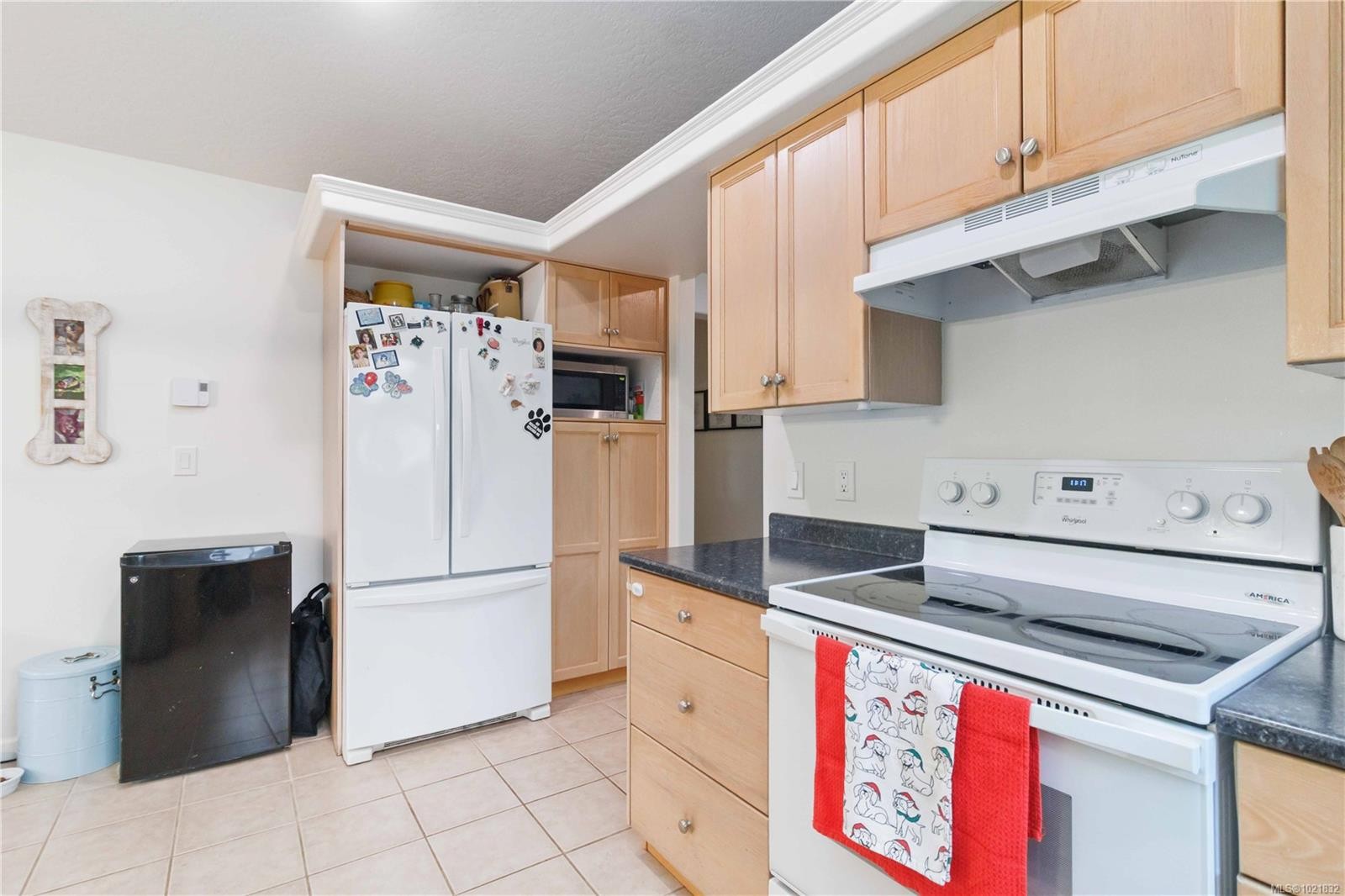 A-3037 Pickford Rd, Colwood, BC