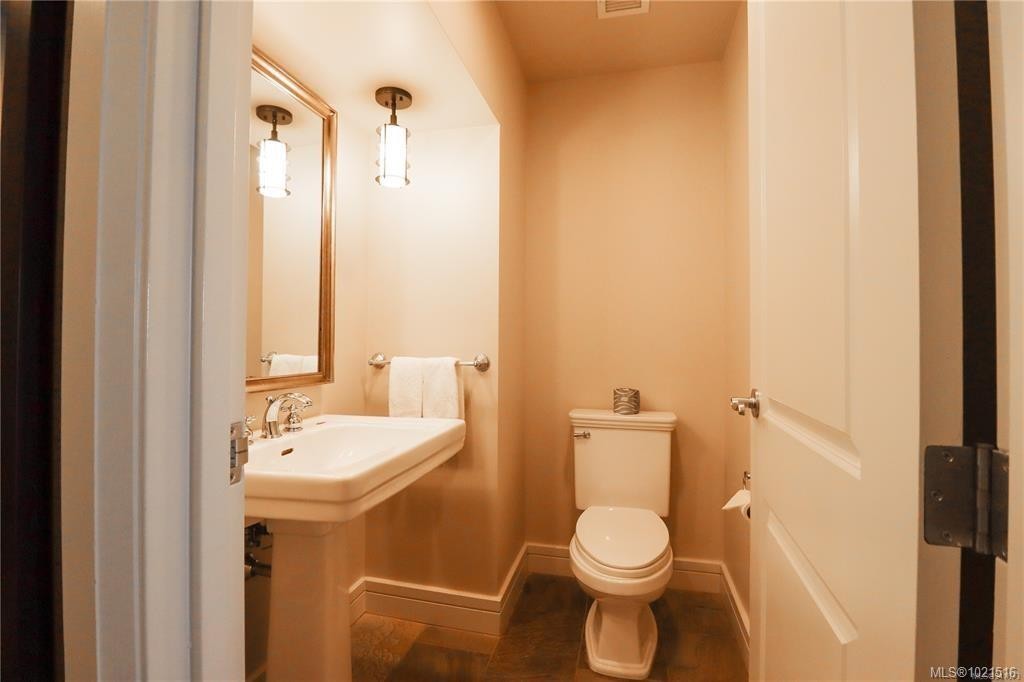 306-308A&B-1376 Lynburne Pl, Langford, BC - Indoor Photo Showing Bathroom
