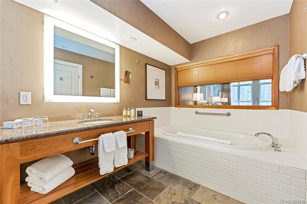 306-308A&B-1376 Lynburne Pl, Langford, BC - Indoor Photo Showing Bathroom