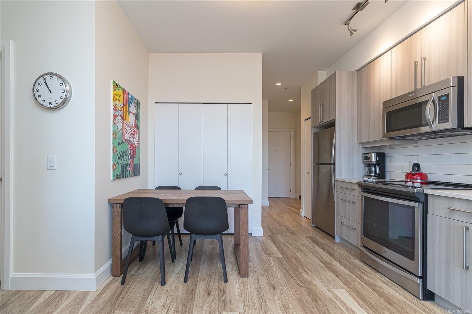 316-595 Pandora Ave, Victoria, BC - Indoor Photo Showing Kitchen