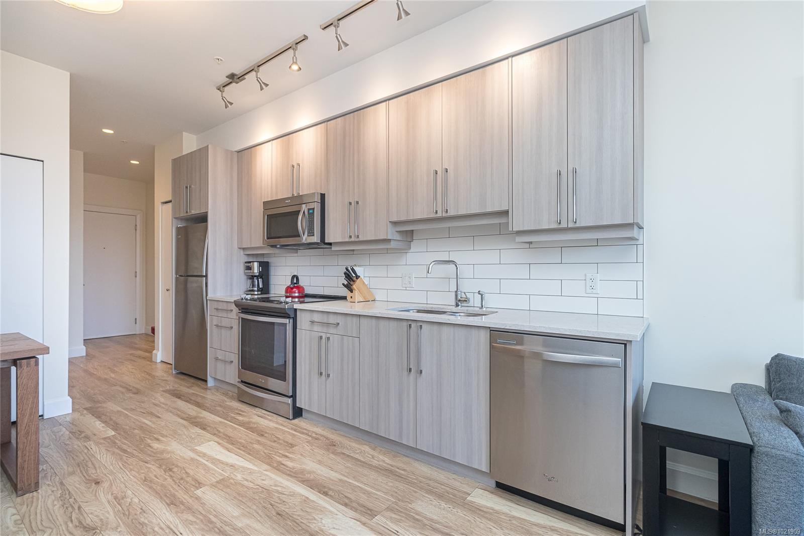 316-595 Pandora Ave, Victoria, BC - Indoor Photo Showing Kitchen With Upgraded Kitchen