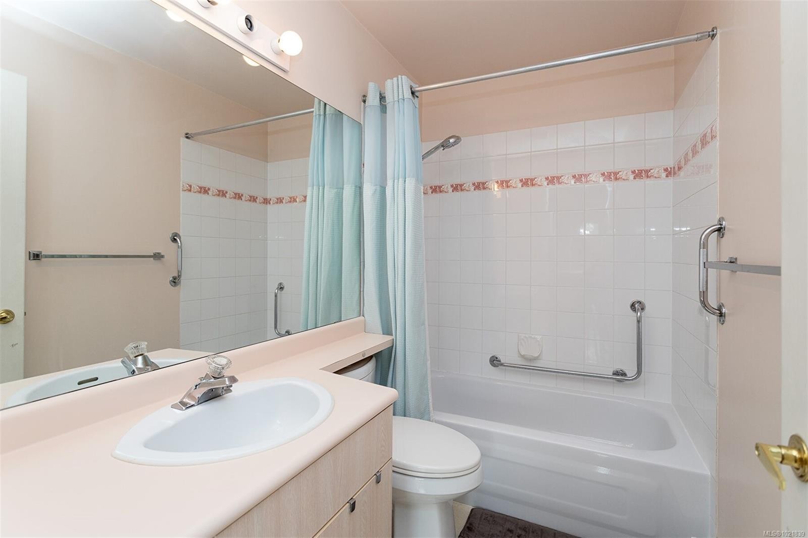 405-898 Vernon Ave, Saanich, BC