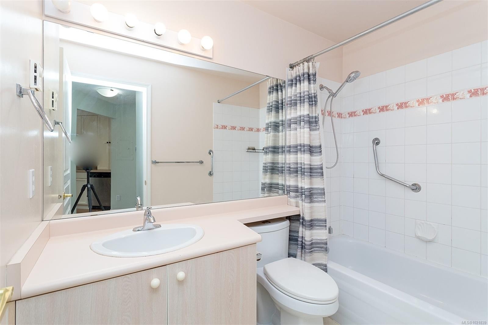 405-898 Vernon Ave, Saanich, BC