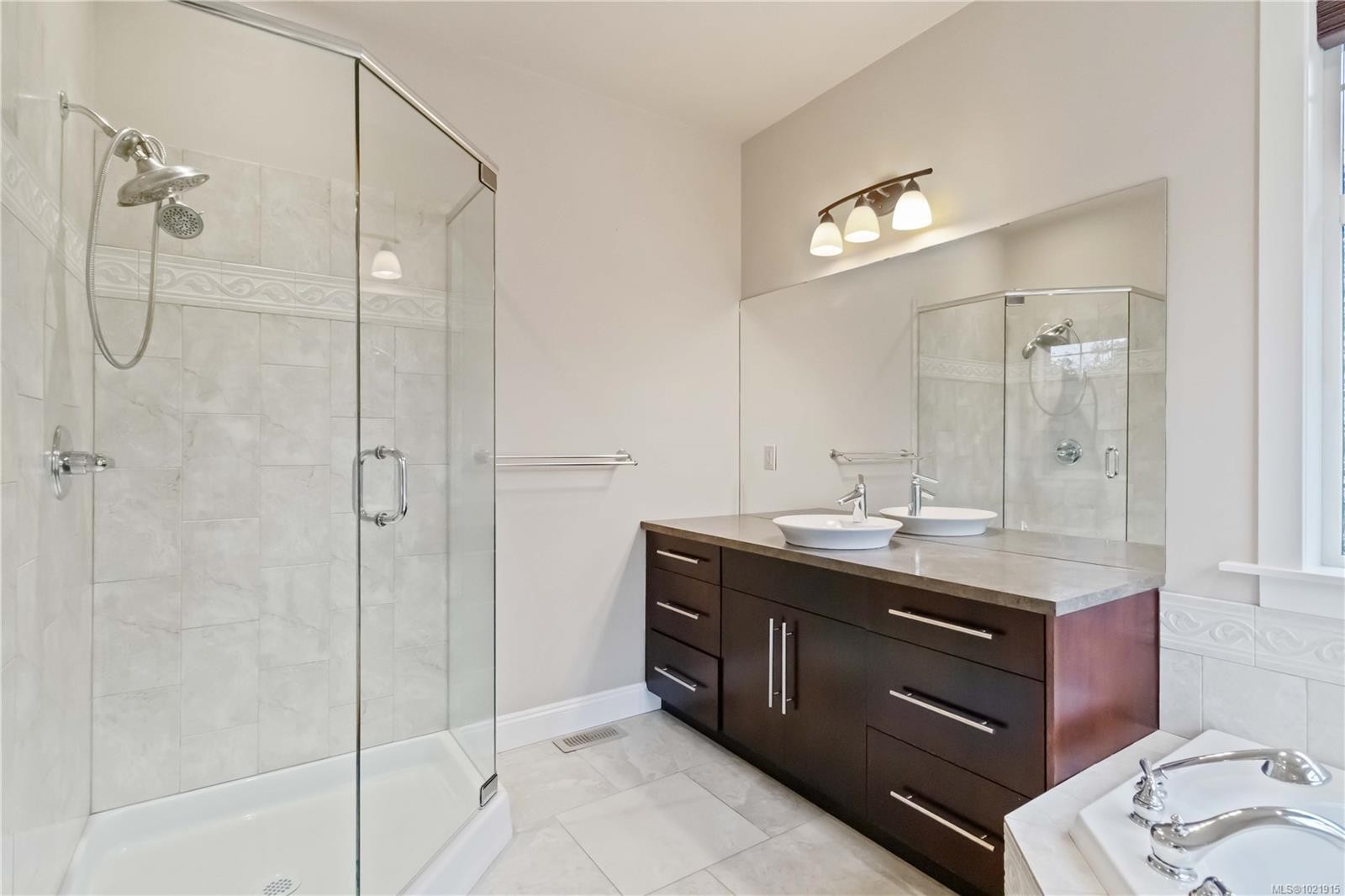 9319 East Saanich Rd, North Saanich, BC