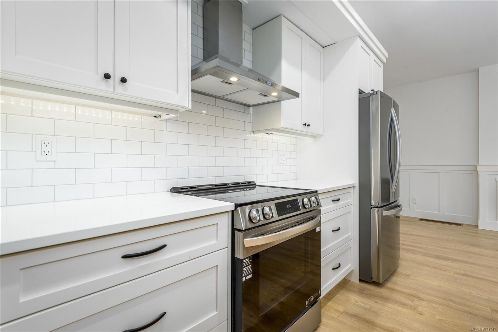 B-1044 Lazo Rd, Comox, BC - Indoor Photo Showing Kitchen With Stainless Steel Kitchen With Upgraded Kitchen
