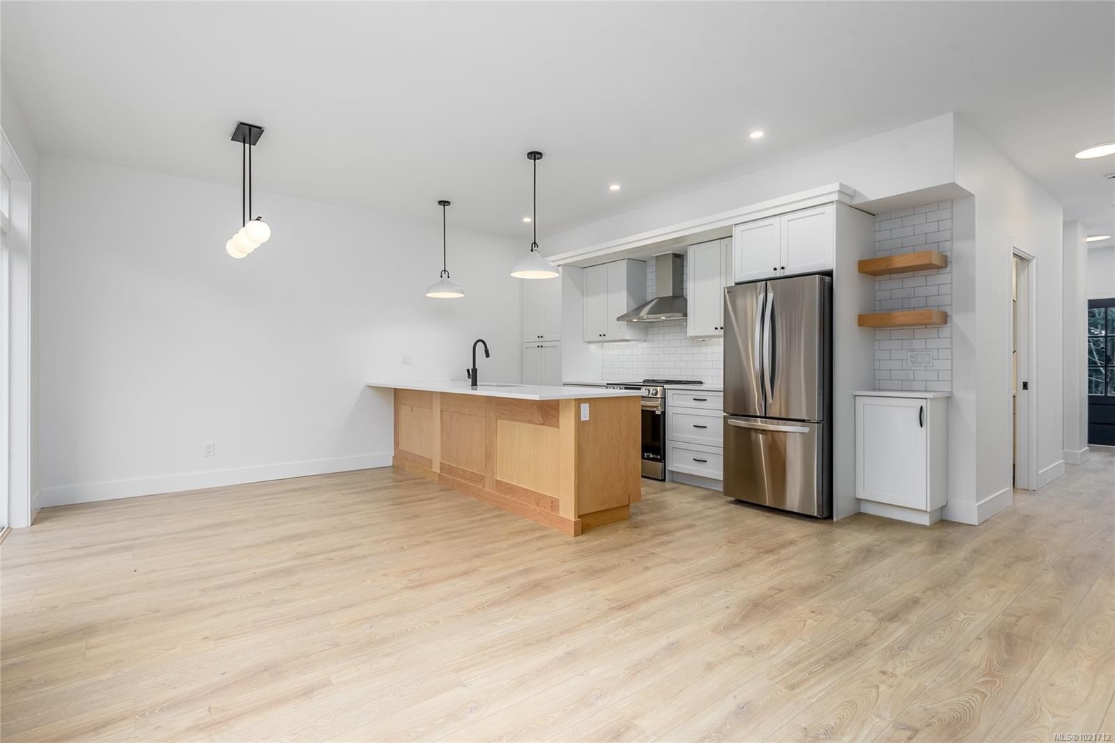B-1044 Lazo Rd, Comox, BC - Indoor Photo Showing Kitchen With Stainless Steel Kitchen With Upgraded Kitchen
