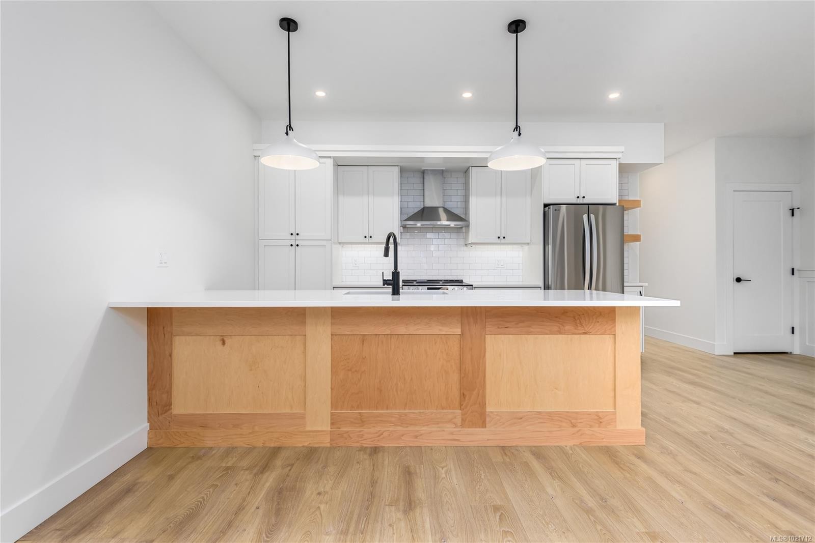 B-1044 Lazo Rd, Comox, BC - Indoor Photo Showing Kitchen With Upgraded Kitchen
